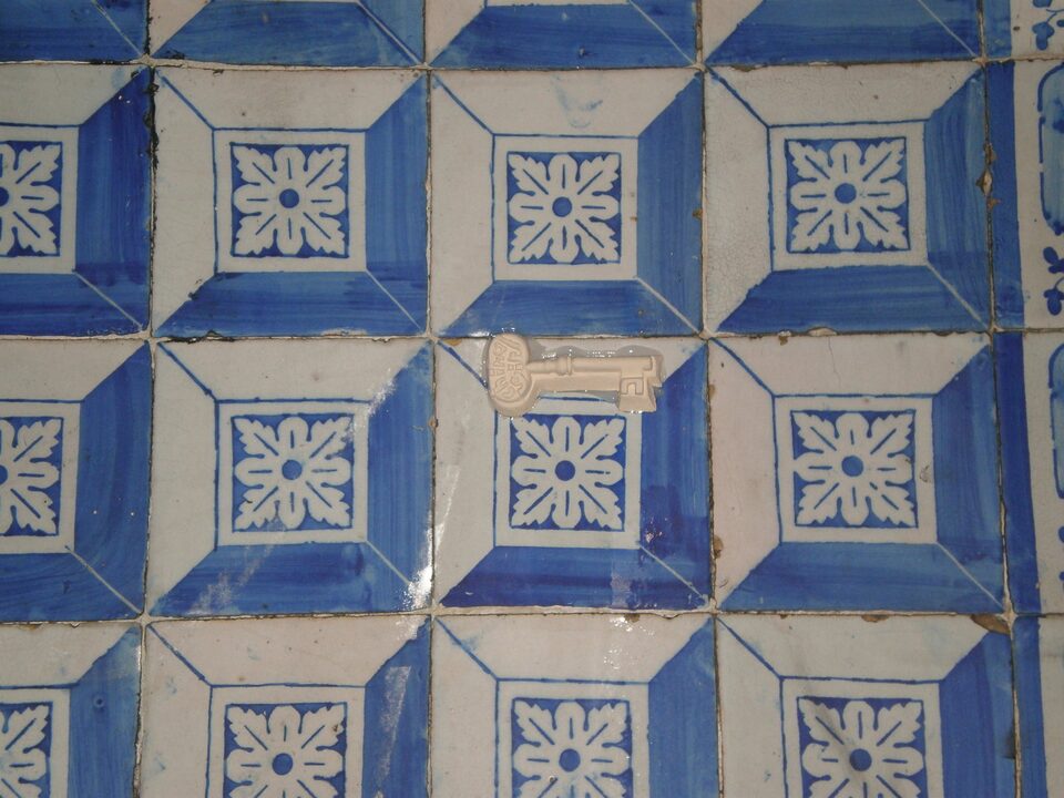 Key No.1, R. des Flores, Lisboa, Portugal, picture by Nadine Taschler